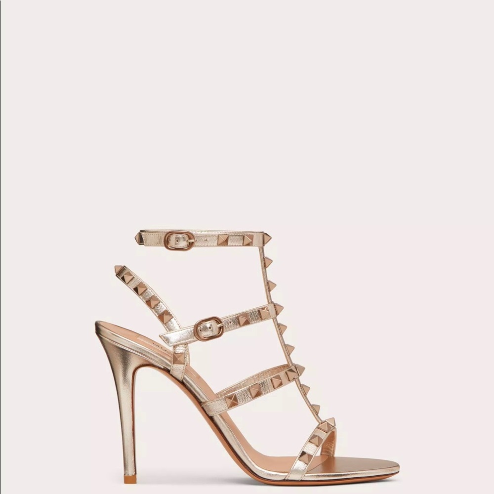 Valentino Garavani Rockstud sandal in metallic nappa leather.